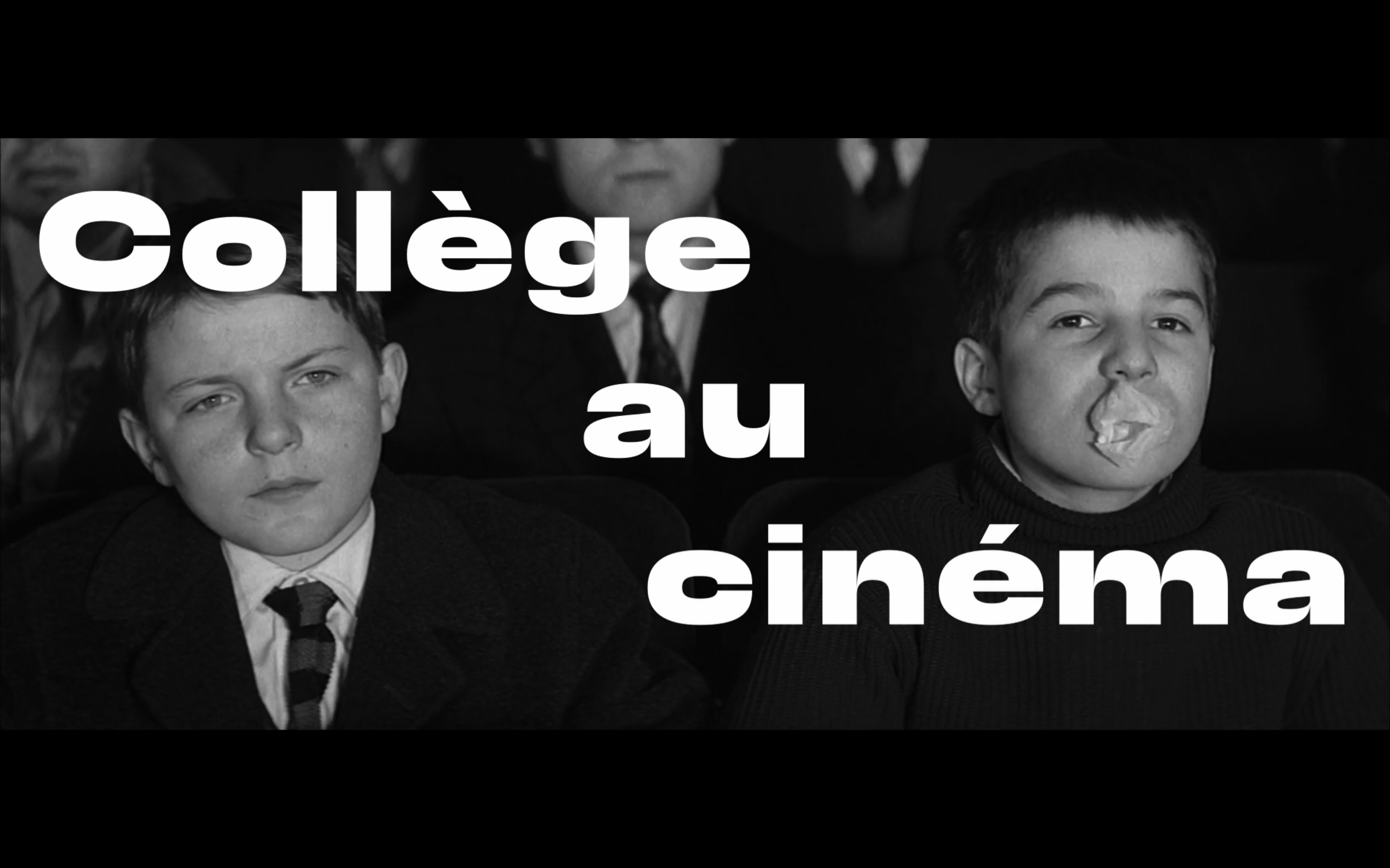 L'intertitre de Collège au Cinéma tiré du film 'Les Quatre Cents Coups' où deux adolescents de face regardent un film au cinéma. Le garçon à droite vient d'éclater sa bulle de chewing-gum. Sur l'image se trouvent les mots 'Collège au cinéma'.